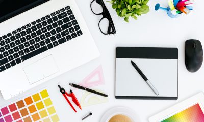 masa de lucru cu laptop ochelari caiet si pix
