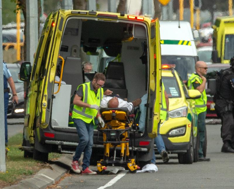 Un rănit în atacul armat din Noua Zeelandă este transportat la spital