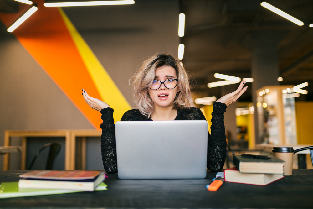 Cât câștigă, de fapt, un copywriter freelancer față de unul angajat